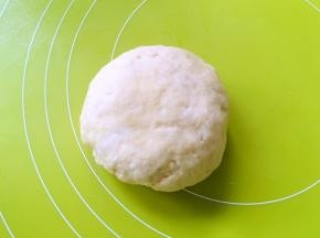 普通面粉加泡打粉过筛，加鸡蛋活成面团，盖保鲜膜松弛40分钟