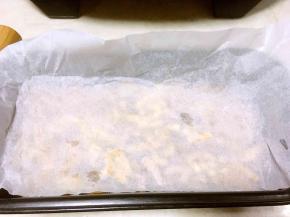 盖上油纸，用平正的物体压实，我用的擀面杖圆头，之后取下油纸，放一旁凉透