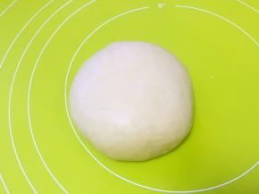 松弛好的面团揉均匀