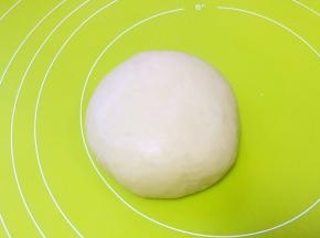 松弛好的面团揉均匀