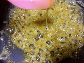 不粘锅内放入麦芽糖加砂糖跟水，小火加热至糖浆冒泡泡，刮棒滴旗状即可
