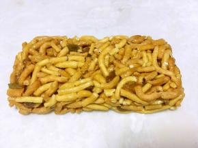 凉透的沙琪玛倒扣就从模具内出来了