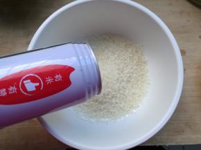 龙米开罐倒入微波炉专用容器。