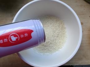 龙米开罐倒入微波炉专用容器。