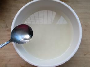 用小勺子搅拌均匀。