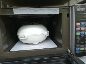 放入微波炉内。