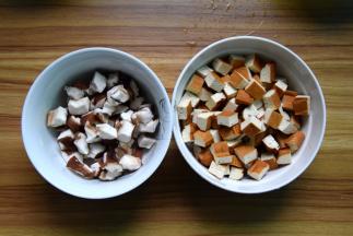 香干洗净后切丁状；香菇洗净切小块