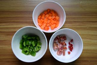 胡萝卜去皮切成与香干差不多大小的块；青椒切小片；腊肠切丁；辣椒切圈