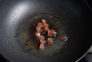 留油，把腊肠丁略煎一下