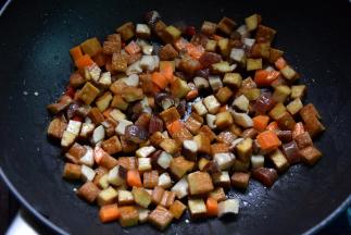 加入豆腐丁和胡萝卜一起炒