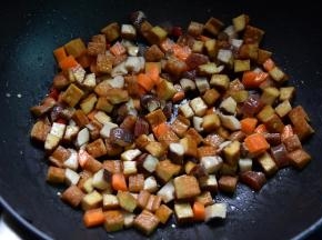 加入豆腐丁和胡萝卜一起炒