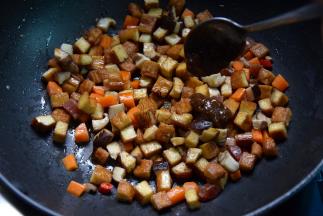 调入生抽，加入黄豆酱，再加点盐调味炒匀