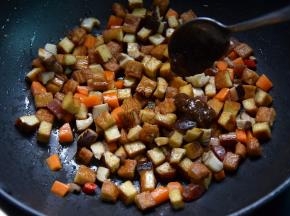 调入生抽，加入黄豆酱，再加点盐调味炒匀
