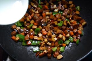 把少许淀粉加水调成水淀粉，勾个薄芡即可