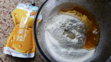 1．将面包中除黄油外所有的材料，放在容器中进行混合，成团后揉至可以拉出厚的筋膜。