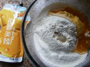 1．将面包中除黄油外所有的材料，放在容器中进行混合，成团后揉至可以拉出厚的筋膜。