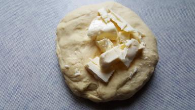 2．加入黄油后继续揉至到面团的扩展阶段。