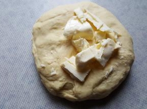 2．加入黄油后继续揉至到面团的扩展阶段。