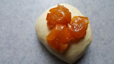 3．面团揉好后，加入自制的金桔蜜饯。