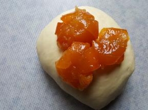 3．面团揉好后，加入自制的金桔蜜饯。