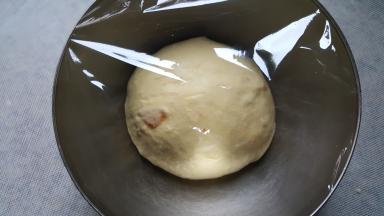 5．放在容器中，上面覆盖保鲜膜保湿，进行基础发酵。