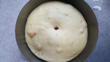 6．当面团发酵至原来体积两倍大时，中间用手指蘸面戳个洞不回缩，即为发酵好了。