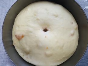 6．当面团发酵至原来体积两倍大时，中间用手指蘸面戳个洞不回缩，即为发酵好了。