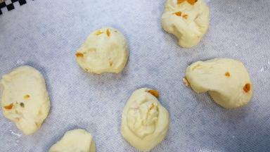 7．将面团平均分成六等份。