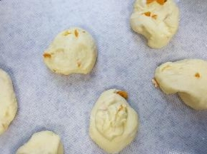 7．将面团平均分成六等份。