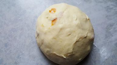 4．将面团揉匀。