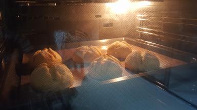 9．放在预热好的烤箱中上下火190度中层，烤23分钟。