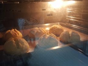 9．放在预热好的烤箱中上下火190度中层，烤23分钟。