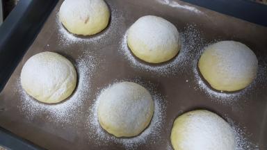 8．揉圆后放在铺有烤布的烤盘上，进行二次发酵，发酵好后表面筛高筋面粉装饰，用锋利的刀片进行割口。（割口照片找不到了，请自行脑补）