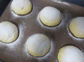 8．揉圆后放在铺有烤布的烤盘上，进行二次发酵，发酵好后表面筛高筋面粉装饰，用锋利的刀片进行割口。（割口照片找不到了，请自行脑补）