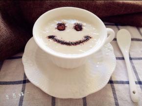 可可粉过筛，放入奶昔中装饰一下就可以了