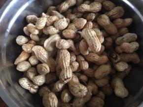 将花生清洗干净，要多洗几遍