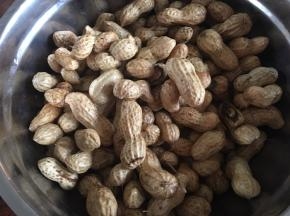 将花生清洗干净，要多洗几遍