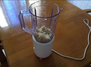 将香蕉切块放入料理机