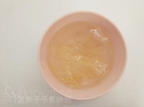 吉利丁片剪碎之后加入可食用冷水浸泡，放入冰箱冷藏待用。