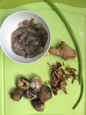 准备好虾仁，姜，鸡针菇，文蛤，芹菜