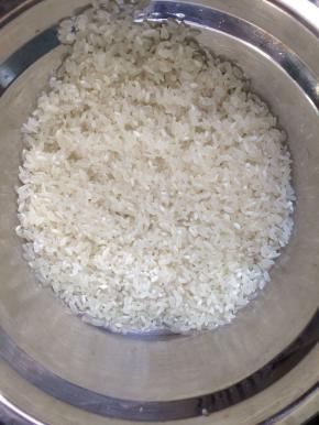 将大米清洗干净。