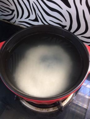 砂锅中放入洗好的大米，加入适量清水。