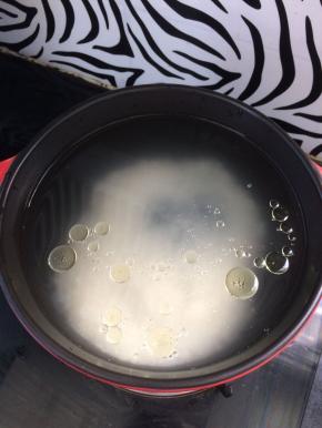 淋入几滴花生油，这样熬出来的粥更加香