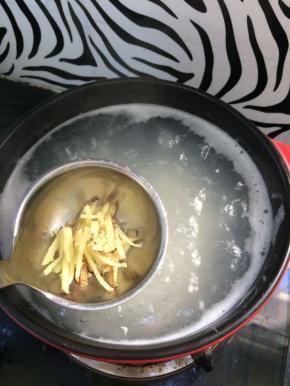 煮开后转中小火，这时加入姜丝