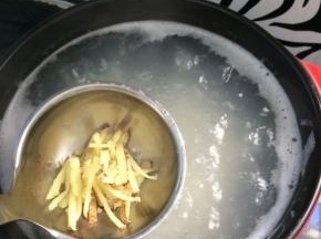煮开后转中小火，这时加入姜丝