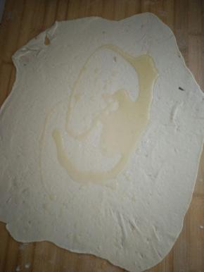 倒上适量的花生油，盐