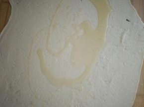 倒上适量的花生油，盐