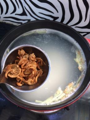 再加入鸡针菇，中小火煮5分钟。