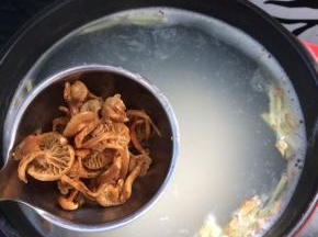 再加入鸡针菇，中小火煮5分钟。