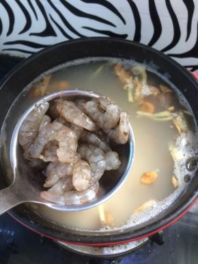 加入虾仁继续煮大概3-5分钟